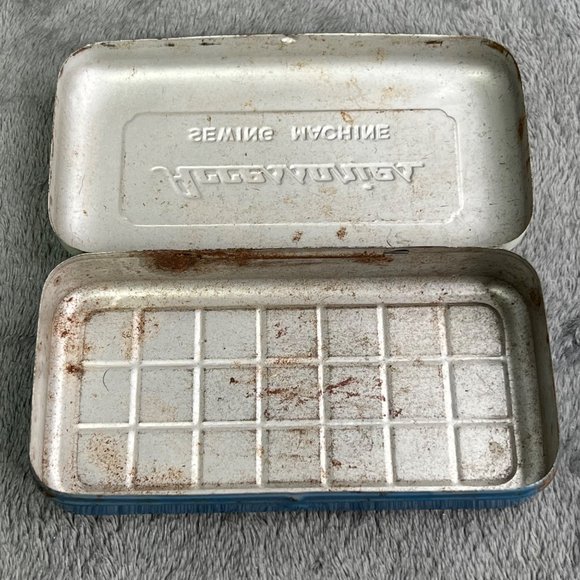 Vintage Metal Sewing Machine Accessories Tin Storage Box Blue White Hinged - Picture 3 of 4